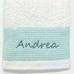 Toalla de rizo americano 100% algodón, 550 gr. metro cuadrado con gran cálidad de absorción y muy esponjosa caracterizandose por su suavidad natural. Al no utilizar suavizantes en su producción permite una alta absorción desde el primer uso. Para mantener su aspecto se recomienda no usar suavizantes en el lavado y secar en secadora. Combinada con Waffle algodón de color Verde Menta Personalizable Medidas : Toalla Grande 70 x 140cm. Toalla Mediana 50 x 100cm. Toalla Pequeña 33 x 50cm.