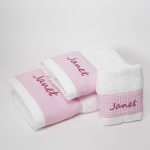 Toalla de rizo americano 100% algodón; 550 gr. metro cuadrado con gran cálidad de absorción y muy esponjosa caracterizandose por su suavidad natural.; Al no utilizar suavizantes en su producción permite una alta absorción desde el primer uso.; Para mantener su aspecto se recomienda no usar suavizantes en el lavado y secar en secadora.; Combinada con Waffle algodón de color azul jean; Personalizable; Medidas :; Toalla Grande; 70 x 140cm.; Toalla Mediana; 50 x 100cm.; Toalla Pequeña; 33 x 50cm.; Elaboración artesanal, personalizadas.