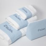 Toalla de rizo americano 100% algodón; 550 gr. metro cuadrado con gran cálidad de absorción y muy esponjosa caracterizandose por su suavidad natural.; Al no utilizar suavizantes en su producción permite una alta absorción desde el primer uso.; Para mantener su aspecto se recomienda no usar suavizantes en el lavado y secar en secadora.; Combinada con Waffle algodón; Personalizable; Medidas :; Toalla Grande; 70 x 140cm.; Toalla Mediana; 50 x 100cm.; Toalla Pequeña; 33 x 50cm.; Precioso neceser bebé personalizable con la inicial o nombre del bebé donde podrás poner las cositas necesarias para su aseo; tanto si vas de paseo como de viaje.; Neceser de piqué waffle algodón; Interior forrado con tela impermeable.; Medidas aprox. 25cm x 16cm; ancho de base 10cm Toallas y neceser personalizados