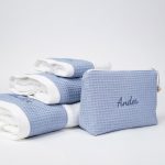 Toalla de rizo americano 100% algodón; 550 gr. metro cuadrado con gran cálidad de absorción y muy esponjosa caracterizandose por su suavidad natural.; Al no utilizar suavizantes en su producción permite una alta absorción desde el primer uso.; Para mantener su aspecto se recomienda no usar suavizantes en el lavado y secar en secadora.; Combinada con Waffle algodón de color Verde Menta; Personalizable; Medidas :; Toalla Grande; 70 x 140cm.; Toalla Mediana; 50 x 100cm.; Toalla Pequeña; 33 x 50cm.; Precioso neceser bebé personalizable con la inicial o nombre del bebé donde podrás poner las cositas necesarias para su aseo; tanto si vas de paseo como de viaje.; Neceser de piqué waffle algodón; Interior forrado con tela impermeable.; Medidas aprox. 25cm x 16cm; ancho de base 10cm Toallas y neceser personalizados