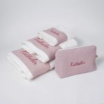 Toalla de rizo americano 100% algodón; 550 gr. metro cuadrado con gran cálidad de absorción y muy esponjosa caracterizandose por su suavidad natural.; Al no utilizar suavizantes en su producción permite una alta absorción desde el primer uso.; Para mantener su aspecto se recomienda no usar suavizantes en el lavado y secar en secadora.; Combinada con Waffle algodón de color Verde Menta; Personalizable; Medidas :; Toalla Grande; 70 x 140cm.; Toalla Mediana; 50 x 100cm.; Toalla Pequeña; 33 x 50cm.; Precioso neceser bebé personalizable con la inicial o nombre del bebé donde podrás poner las cositas necesarias para su aseo; tanto si vas de paseo como de viaje.; Neceser de piqué waffle algodón; Interior forrado con tela impermeable.; Medidas aprox. 25cm x 16cm; ancho de base 10cm Toallas y neceser personalizados