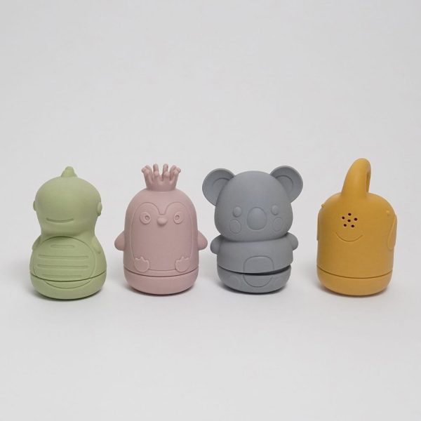 juguetes baño bebe de silicona Moofis Juguetes de Bañera para bebés de silicona suave y libre de BPA, se abren para facilitar su limpieza, juguetes para la hora del baño (6+ Meses) Descripción del producto : Nuestros amigos los Moofis consiguen que la hora del baño sea divertida, segura y libre de preocupaciones, estos juguetes de bañera para bebés sin moho, están fabricados en silicona 100% alimentaria. A diferencia de los juguetes tradicionales, que atrapan agua y desarrollan moho en su interior, estos juguetes cuentan con un diseño innovador que se abre por la mitad, lo que facilita su secado y limpieza. Estos juguetes están libres de BPA, PVC y ftalatos, por lo que son completamente seguros para tu bebé. Su textura suave es ideal para morder y jugar, y sus formas y colores están pensados para estimular el desarrollo sensorial y motor de los más pequeños, desde los 6 meses. Perfectos para padres que buscan un producto práctico y saludable, estos juguetes no solo son divertidos, sino también fáciles de mantener. Simplemente ábrelos, ponlos en el lavavajillas, y ¡listo! La combinación perfecta de seguridad, higiene y entretenimiento para la hora del baño. Importado por Hi Baby! Diseño Antimoho : Estos juguetes para la bañera se abren por la mitad, permitiendo un secado y una limpieza profunda para evitar la acumulación de moho y bacterias. Silicona 100% Segura y Libre de BPA: Hechos de silicona alimentaria suave, segura para morder y jugar. Sin productos químicos dañinos. Estimula los Sentidos del Bebé: Colores agradables y formas divertidas que mantienen a tu bebé entretenido mientras desarrollan habilidades sensoriales y motoras. Aptos para el Lavavajillas: Pensados para facilitar la vida de los padres. Solo abre los juguetes y ponlos en la parte superior del lavavajillas para una limpieza rápida. Perfectos para Bebés a Partir de los 6 Meses: Juguetes suaves, seguros y divertidos, ideales para que los bebés jueguen en l