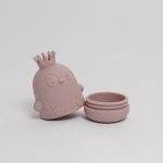 uguetes baño bebe de silicona Moofis Juguetes de Bañera para bebés de silicona suave y libre de BPA, se abren para facilitar su limpieza, juguetes para la hora del baño (6+ Meses) Descripción del producto : Nuestros amigos los Moofis consiguen que la hora del baño sea divertida, segura y libre de preocupaciones, estos juguetes de bañera para bebés sin moho, están fabricados en silicona 100% alimentaria. A diferencia de los juguetes tradicionales, que atrapan agua y desarrollan moho en su interior, estos juguetes cuentan con un diseño innovador que se abre por la mitad, lo que facilita su secado y limpieza. Estos juguetes están libres de BPA, PVC y ftalatos, por lo que son completamente seguros para tu bebé. Su textura suave es ideal para morder y jugar, y sus formas y colores están pensados para estimular el desarrollo sensorial y motor de los más pequeños, desde los 6 meses. Perfectos para padres que buscan un producto práctico y saludable, estos juguetes no solo son divertidos, sino también fáciles de mantener. Simplemente ábrelos, ponlos en el lavavajillas, y ¡listo! La combinación perfecta de seguridad, higiene y entretenimiento para la hora del baño. Importado por Hi Baby! Diseño Antimoho : Estos juguetes para la bañera se abren por la mitad, permitiendo un secado y una limpieza profunda para evitar la acumulación de moho y bacterias. Silicona 100% Segura y Libre de BPA: Hechos de silicona alimentaria suave, segura para morder y jugar. Sin productos químicos dañinos. Estimula los Sentidos del Bebé: Colores agradables y formas divertidas que mantienen a tu bebé entretenido mientras desarrollan habilidades sensoriales y motoras. Aptos para el Lavavajillas: Pensados para facilitar la vida de los padres. Solo abre los juguetes y ponlos en la parte superior del lavavajillas para una limpieza rápida. Perfectos para Bebés a Partir de los 6 Meses: Juguetes suaves, seguros y divertidos, ideales para que los bebés jueguen en l