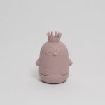 uguetes baño bebe de silicona Moofis Juguetes de Bañera para bebés de silicona suave y libre de BPA, se abren para facilitar su limpieza, juguetes para la hora del baño (6+ Meses) Descripción del producto : Nuestros amigos los Moofis consiguen que la hora del baño sea divertida, segura y libre de preocupaciones, estos juguetes de bañera para bebés sin moho, están fabricados en silicona 100% alimentaria. A diferencia de los juguetes tradicionales, que atrapan agua y desarrollan moho en su interior, estos juguetes cuentan con un diseño innovador que se abre por la mitad, lo que facilita su secado y limpieza. Estos juguetes están libres de BPA, PVC y ftalatos, por lo que son completamente seguros para tu bebé. Su textura suave es ideal para morder y jugar, y sus formas y colores están pensados para estimular el desarrollo sensorial y motor de los más pequeños, desde los 6 meses. Perfectos para padres que buscan un producto práctico y saludable, estos juguetes no solo son divertidos, sino también fáciles de mantener. Simplemente ábrelos, ponlos en el lavavajillas, y ¡listo! La combinación perfecta de seguridad, higiene y entretenimiento para la hora del baño. Importado por Hi Baby! Diseño Antimoho : Estos juguetes para la bañera se abren por la mitad, permitiendo un secado y una limpieza profunda para evitar la acumulación de moho y bacterias. Silicona 100% Segura y Libre de BPA: Hechos de silicona alimentaria suave, segura para morder y jugar. Sin productos químicos dañinos. Estimula los Sentidos del Bebé: Colores agradables y formas divertidas que mantienen a tu bebé entretenido mientras desarrollan habilidades sensoriales y motoras. Aptos para el Lavavajillas: Pensados para facilitar la vida de los padres. Solo abre los juguetes y ponlos en la parte superior del lavavajillas para una limpieza rápida. Perfectos para Bebés a Partir de los 6 Meses: Juguetes suaves, seguros y divertidos, ideales para que los bebés jueguen en l