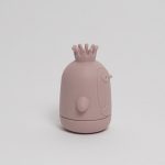 uguetes baño bebe de silicona Moofis Juguetes de Bañera para bebés de silicona suave y libre de BPA, se abren para facilitar su limpieza, juguetes para la hora del baño (6+ Meses) Descripción del producto : Nuestros amigos los Moofis consiguen que la hora del baño sea divertida, segura y libre de preocupaciones, estos juguetes de bañera para bebés sin moho, están fabricados en silicona 100% alimentaria. A diferencia de los juguetes tradicionales, que atrapan agua y desarrollan moho en su interior, estos juguetes cuentan con un diseño innovador que se abre por la mitad, lo que facilita su secado y limpieza. Estos juguetes están libres de BPA, PVC y ftalatos, por lo que son completamente seguros para tu bebé. Su textura suave es ideal para morder y jugar, y sus formas y colores están pensados para estimular el desarrollo sensorial y motor de los más pequeños, desde los 6 meses. Perfectos para padres que buscan un producto práctico y saludable, estos juguetes no solo son divertidos, sino también fáciles de mantener. Simplemente ábrelos, ponlos en el lavavajillas, y ¡listo! La combinación perfecta de seguridad, higiene y entretenimiento para la hora del baño. Importado por Hi Baby! Diseño Antimoho : Estos juguetes para la bañera se abren por la mitad, permitiendo un secado y una limpieza profunda para evitar la acumulación de moho y bacterias. Silicona 100% Segura y Libre de BPA: Hechos de silicona alimentaria suave, segura para morder y jugar. Sin productos químicos dañinos. Estimula los Sentidos del Bebé: Colores agradables y formas divertidas que mantienen a tu bebé entretenido mientras desarrollan habilidades sensoriales y motoras. Aptos para el Lavavajillas: Pensados para facilitar la vida de los padres. Solo abre los juguetes y ponlos en la parte superior del lavavajillas para una limpieza rápida. Perfectos para Bebés a Partir de los 6 Meses: Juguetes suaves, seguros y divertidos, ideales para que los bebés jueguen en l