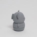 uguetes baño bebe de silicona Moofis Juguetes de Bañera para bebés de silicona suave y libre de BPA, se abren para facilitar su limpieza, juguetes para la hora del baño (6+ Meses) Descripción del producto : Nuestros amigos los Moofis consiguen que la hora del baño sea divertida, segura y libre de preocupaciones, estos juguetes de bañera para bebés sin moho, están fabricados en silicona 100% alimentaria. A diferencia de los juguetes tradicionales, que atrapan agua y desarrollan moho en su interior, estos juguetes cuentan con un diseño innovador que se abre por la mitad, lo que facilita su secado y limpieza. Estos juguetes están libres de BPA, PVC y ftalatos, por lo que son completamente seguros para tu bebé. Su textura suave es ideal para morder y jugar, y sus formas y colores están pensados para estimular el desarrollo sensorial y motor de los más pequeños, desde los 6 meses. Perfectos para padres que buscan un producto práctico y saludable, estos juguetes no solo son divertidos, sino también fáciles de mantener. Simplemente ábrelos, ponlos en el lavavajillas, y ¡listo! La combinación perfecta de seguridad, higiene y entretenimiento para la hora del baño. Importado por Hi Baby! Diseño Antimoho : Estos juguetes para la bañera se abren por la mitad, permitiendo un secado y una limpieza profunda para evitar la acumulación de moho y bacterias. Silicona 100% Segura y Libre de BPA: Hechos de silicona alimentaria suave, segura para morder y jugar. Sin productos químicos dañinos. Estimula los Sentidos del Bebé: Colores agradables y formas divertidas que mantienen a tu bebé entretenido mientras desarrollan habilidades sensoriales y motoras. Aptos para el Lavavajillas: Pensados para facilitar la vida de los padres. Solo abre los juguetes y ponlos en la parte superior del lavavajillas para una limpieza rápida. Perfectos para Bebés a Partir de los 6 Meses: Juguetes suaves, seguros y divertidos, ideales para que los bebés jueguen en l