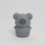 uguetes baño bebe de silicona Moofis Juguetes de Bañera para bebés de silicona suave y libre de BPA, se abren para facilitar su limpieza, juguetes para la hora del baño (6+ Meses) Descripción del producto : Nuestros amigos los Moofis consiguen que la hora del baño sea divertida, segura y libre de preocupaciones, estos juguetes de bañera para bebés sin moho, están fabricados en silicona 100% alimentaria. A diferencia de los juguetes tradicionales, que atrapan agua y desarrollan moho en su interior, estos juguetes cuentan con un diseño innovador que se abre por la mitad, lo que facilita su secado y limpieza. Estos juguetes están libres de BPA, PVC y ftalatos, por lo que son completamente seguros para tu bebé. Su textura suave es ideal para morder y jugar, y sus formas y colores están pensados para estimular el desarrollo sensorial y motor de los más pequeños, desde los 6 meses. Perfectos para padres que buscan un producto práctico y saludable, estos juguetes no solo son divertidos, sino también fáciles de mantener. Simplemente ábrelos, ponlos en el lavavajillas, y ¡listo! La combinación perfecta de seguridad, higiene y entretenimiento para la hora del baño. Importado por Hi Baby! Diseño Antimoho : Estos juguetes para la bañera se abren por la mitad, permitiendo un secado y una limpieza profunda para evitar la acumulación de moho y bacterias. Silicona 100% Segura y Libre de BPA: Hechos de silicona alimentaria suave, segura para morder y jugar. Sin productos químicos dañinos. Estimula los Sentidos del Bebé: Colores agradables y formas divertidas que mantienen a tu bebé entretenido mientras desarrollan habilidades sensoriales y motoras. Aptos para el Lavavajillas: Pensados para facilitar la vida de los padres. Solo abre los juguetes y ponlos en la parte superior del lavavajillas para una limpieza rápida. Perfectos para Bebés a Partir de los 6 Meses: Juguetes suaves, seguros y divertidos, ideales para que los bebés jueguen en l