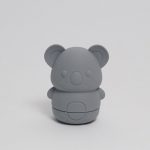 uguetes baño bebe de silicona Moofis Juguetes de Bañera para bebés de silicona suave y libre de BPA, se abren para facilitar su limpieza, juguetes para la hora del baño (6+ Meses) Descripción del producto : Nuestros amigos los Moofis consiguen que la hora del baño sea divertida, segura y libre de preocupaciones, estos juguetes de bañera para bebés sin moho, están fabricados en silicona 100% alimentaria. A diferencia de los juguetes tradicionales, que atrapan agua y desarrollan moho en su interior, estos juguetes cuentan con un diseño innovador que se abre por la mitad, lo que facilita su secado y limpieza. Estos juguetes están libres de BPA, PVC y ftalatos, por lo que son completamente seguros para tu bebé. Su textura suave es ideal para morder y jugar, y sus formas y colores están pensados para estimular el desarrollo sensorial y motor de los más pequeños, desde los 6 meses. Perfectos para padres que buscan un producto práctico y saludable, estos juguetes no solo son divertidos, sino también fáciles de mantener. Simplemente ábrelos, ponlos en el lavavajillas, y ¡listo! La combinación perfecta de seguridad, higiene y entretenimiento para la hora del baño. Importado por Hi Baby! Diseño Antimoho : Estos juguetes para la bañera se abren por la mitad, permitiendo un secado y una limpieza profunda para evitar la acumulación de moho y bacterias. Silicona 100% Segura y Libre de BPA: Hechos de silicona alimentaria suave, segura para morder y jugar. Sin productos químicos dañinos. Estimula los Sentidos del Bebé: Colores agradables y formas divertidas que mantienen a tu bebé entretenido mientras desarrollan habilidades sensoriales y motoras. Aptos para el Lavavajillas: Pensados para facilitar la vida de los padres. Solo abre los juguetes y ponlos en la parte superior del lavavajillas para una limpieza rápida. Perfectos para Bebés a Partir de los 6 Meses: Juguetes suaves, seguros y divertidos, ideales para que los bebés jueguen en l
