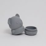 uguetes baño bebe de silicona Moofis Juguetes de Bañera para bebés de silicona suave y libre de BPA, se abren para facilitar su limpieza, juguetes para la hora del baño (6+ Meses) Descripción del producto : Nuestros amigos los Moofis consiguen que la hora del baño sea divertida, segura y libre de preocupaciones, estos juguetes de bañera para bebés sin moho, están fabricados en silicona 100% alimentaria. A diferencia de los juguetes tradicionales, que atrapan agua y desarrollan moho en su interior, estos juguetes cuentan con un diseño innovador que se abre por la mitad, lo que facilita su secado y limpieza. Estos juguetes están libres de BPA, PVC y ftalatos, por lo que son completamente seguros para tu bebé. Su textura suave es ideal para morder y jugar, y sus formas y colores están pensados para estimular el desarrollo sensorial y motor de los más pequeños, desde los 6 meses. Perfectos para padres que buscan un producto práctico y saludable, estos juguetes no solo son divertidos, sino también fáciles de mantener. Simplemente ábrelos, ponlos en el lavavajillas, y ¡listo! La combinación perfecta de seguridad, higiene y entretenimiento para la hora del baño. Importado por Hi Baby! Diseño Antimoho : Estos juguetes para la bañera se abren por la mitad, permitiendo un secado y una limpieza profunda para evitar la acumulación de moho y bacterias. Silicona 100% Segura y Libre de BPA: Hechos de silicona alimentaria suave, segura para morder y jugar. Sin productos químicos dañinos. Estimula los Sentidos del Bebé: Colores agradables y formas divertidas que mantienen a tu bebé entretenido mientras desarrollan habilidades sensoriales y motoras. Aptos para el Lavavajillas: Pensados para facilitar la vida de los padres. Solo abre los juguetes y ponlos en la parte superior del lavavajillas para una limpieza rápida. Perfectos para Bebés a Partir de los 6 Meses: Juguetes suaves, seguros y divertidos, ideales para que los bebés jueguen en l