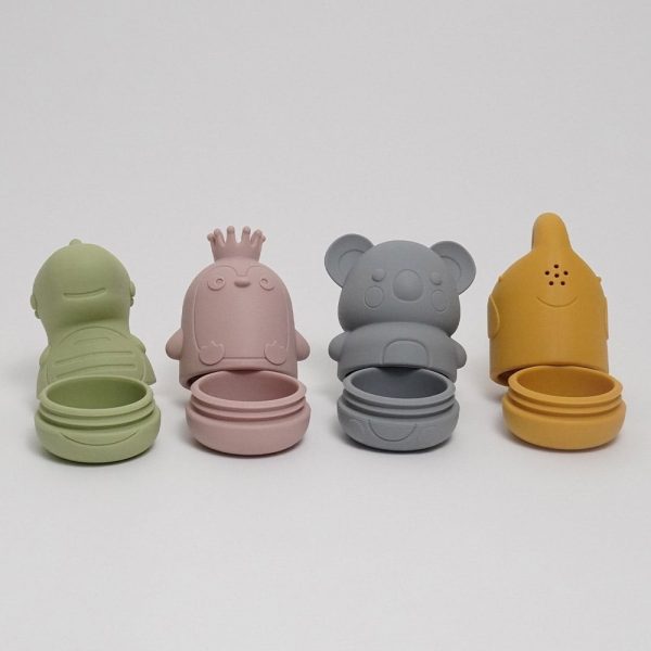 Juguetes baño bebe de silicona Moofis Juguetes de Bañera para bebés de silicona suave y libre de BPA, se abren para facilitar su limpieza, juguetes para la hora del baño (6+ Meses) Descripción del producto : Nuestros amigos los Moofis consiguen que la hora del baño sea divertida, segura y libre de preocupaciones, estos juguetes de bañera para bebés sin moho, están fabricados en silicona 100% alimentaria. A diferencia de los juguetes tradicionales, que atrapan agua y desarrollan moho en su interior, estos juguetes cuentan con un diseño innovador que se abre por la mitad, lo que facilita su secado y limpieza. Estos juguetes están libres de BPA, PVC y ftalatos, por lo que son completamente seguros para tu bebé. Su textura suave es ideal para morder y jugar, y sus formas y colores están pensados para estimular el desarrollo sensorial y motor de los más pequeños, desde los 6 meses. Perfectos para padres que buscan un producto práctico y saludable, estos juguetes no solo son divertidos, sino también fáciles de mantener. Simplemente ábrelos, ponlos en el lavavajillas, y ¡listo! La combinación perfecta de seguridad, higiene y entretenimiento para la hora del baño. Importado por Hi Baby! Diseño Antimoho : Estos juguetes para la bañera se abren por la mitad, permitiendo un secado y una limpieza profunda para evitar la acumulación de moho y bacterias. Silicona 100% Segura y Libre de BPA: Hechos de silicona alimentaria suave, segura para morder y jugar. Sin productos químicos dañinos. Estimula los Sentidos del Bebé: Colores agradables y formas divertidas que mantienen a tu bebé entretenido mientras desarrollan habilidades sensoriales y motoras. Aptos para el Lavavajillas: Pensados para facilitar la vida de los padres. Solo abre los juguetes y ponlos en la parte superior del lavavajillas para una limpieza rápida. Perfectos para Bebés a Partir de los 6 Meses: Juguetes suaves, seguros y divertidos, ideales para que los bebés jueguen en l