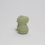 uguetes baño bebe de silicona Moofis Juguetes de Bañera para bebés de silicona suave y libre de BPA, se abren para facilitar su limpieza, juguetes para la hora del baño (6+ Meses) Descripción del producto : Nuestros amigos los Moofis consiguen que la hora del baño sea divertida, segura y libre de preocupaciones, estos juguetes de bañera para bebés sin moho, están fabricados en silicona 100% alimentaria. A diferencia de los juguetes tradicionales, que atrapan agua y desarrollan moho en su interior, estos juguetes cuentan con un diseño innovador que se abre por la mitad, lo que facilita su secado y limpieza. Estos juguetes están libres de BPA, PVC y ftalatos, por lo que son completamente seguros para tu bebé. Su textura suave es ideal para morder y jugar, y sus formas y colores están pensados para estimular el desarrollo sensorial y motor de los más pequeños, desde los 6 meses. Perfectos para padres que buscan un producto práctico y saludable, estos juguetes no solo son divertidos, sino también fáciles de mantener. Simplemente ábrelos, ponlos en el lavavajillas, y ¡listo! La combinación perfecta de seguridad, higiene y entretenimiento para la hora del baño. Importado por Hi Baby! Diseño Antimoho : Estos juguetes para la bañera se abren por la mitad, permitiendo un secado y una limpieza profunda para evitar la acumulación de moho y bacterias. Silicona 100% Segura y Libre de BPA: Hechos de silicona alimentaria suave, segura para morder y jugar. Sin productos químicos dañinos. Estimula los Sentidos del Bebé: Colores agradables y formas divertidas que mantienen a tu bebé entretenido mientras desarrollan habilidades sensoriales y motoras. Aptos para el Lavavajillas: Pensados para facilitar la vida de los padres. Solo abre los juguetes y ponlos en la parte superior del lavavajillas para una limpieza rápida. Perfectos para Bebés a Partir de los 6 Meses: Juguetes suaves, seguros y divertidos, ideales para que los bebés jueguen en l