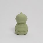 uguetes baño bebe de silicona Moofis Juguetes de Bañera para bebés de silicona suave y libre de BPA, se abren para facilitar su limpieza, juguetes para la hora del baño (6+ Meses) Descripción del producto : Nuestros amigos los Moofis consiguen que la hora del baño sea divertida, segura y libre de preocupaciones, estos juguetes de bañera para bebés sin moho, están fabricados en silicona 100% alimentaria. A diferencia de los juguetes tradicionales, que atrapan agua y desarrollan moho en su interior, estos juguetes cuentan con un diseño innovador que se abre por la mitad, lo que facilita su secado y limpieza. Estos juguetes están libres de BPA, PVC y ftalatos, por lo que son completamente seguros para tu bebé. Su textura suave es ideal para morder y jugar, y sus formas y colores están pensados para estimular el desarrollo sensorial y motor de los más pequeños, desde los 6 meses. Perfectos para padres que buscan un producto práctico y saludable, estos juguetes no solo son divertidos, sino también fáciles de mantener. Simplemente ábrelos, ponlos en el lavavajillas, y ¡listo! La combinación perfecta de seguridad, higiene y entretenimiento para la hora del baño. Importado por Hi Baby! Diseño Antimoho : Estos juguetes para la bañera se abren por la mitad, permitiendo un secado y una limpieza profunda para evitar la acumulación de moho y bacterias. Silicona 100% Segura y Libre de BPA: Hechos de silicona alimentaria suave, segura para morder y jugar. Sin productos químicos dañinos. Estimula los Sentidos del Bebé: Colores agradables y formas divertidas que mantienen a tu bebé entretenido mientras desarrollan habilidades sensoriales y motoras. Aptos para el Lavavajillas: Pensados para facilitar la vida de los padres. Solo abre los juguetes y ponlos en la parte superior del lavavajillas para una limpieza rápida. Perfectos para Bebés a Partir de los 6 Meses: Juguetes suaves, seguros y divertidos, ideales para que los bebés jueguen en l