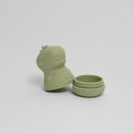 uguetes baño bebe de silicona Moofis Juguetes de Bañera para bebés de silicona suave y libre de BPA, se abren para facilitar su limpieza, juguetes para la hora del baño (6+ Meses) Descripción del producto : Nuestros amigos los Moofis consiguen que la hora del baño sea divertida, segura y libre de preocupaciones, estos juguetes de bañera para bebés sin moho, están fabricados en silicona 100% alimentaria. A diferencia de los juguetes tradicionales, que atrapan agua y desarrollan moho en su interior, estos juguetes cuentan con un diseño innovador que se abre por la mitad, lo que facilita su secado y limpieza. Estos juguetes están libres de BPA, PVC y ftalatos, por lo que son completamente seguros para tu bebé. Su textura suave es ideal para morder y jugar, y sus formas y colores están pensados para estimular el desarrollo sensorial y motor de los más pequeños, desde los 6 meses. Perfectos para padres que buscan un producto práctico y saludable, estos juguetes no solo son divertidos, sino también fáciles de mantener. Simplemente ábrelos, ponlos en el lavavajillas, y ¡listo! La combinación perfecta de seguridad, higiene y entretenimiento para la hora del baño. Importado por Hi Baby! Diseño Antimoho : Estos juguetes para la bañera se abren por la mitad, permitiendo un secado y una limpieza profunda para evitar la acumulación de moho y bacterias. Silicona 100% Segura y Libre de BPA: Hechos de silicona alimentaria suave, segura para morder y jugar. Sin productos químicos dañinos. Estimula los Sentidos del Bebé: Colores agradables y formas divertidas que mantienen a tu bebé entretenido mientras desarrollan habilidades sensoriales y motoras. Aptos para el Lavavajillas: Pensados para facilitar la vida de los padres. Solo abre los juguetes y ponlos en la parte superior del lavavajillas para una limpieza rápida. Perfectos para Bebés a Partir de los 6 Meses: Juguetes suaves, seguros y divertidos, ideales para que los bebés jueguen en l