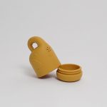 uguetes baño bebe de silicona Moofis Juguetes de Bañera para bebés de silicona suave y libre de BPA, se abren para facilitar su limpieza, juguetes para la hora del baño (6+ Meses) Descripción del producto : Nuestros amigos los Moofis consiguen que la hora del baño sea divertida, segura y libre de preocupaciones, estos juguetes de bañera para bebés sin moho, están fabricados en silicona 100% alimentaria. A diferencia de los juguetes tradicionales, que atrapan agua y desarrollan moho en su interior, estos juguetes cuentan con un diseño innovador que se abre por la mitad, lo que facilita su secado y limpieza. Estos juguetes están libres de BPA, PVC y ftalatos, por lo que son completamente seguros para tu bebé. Su textura suave es ideal para morder y jugar, y sus formas y colores están pensados para estimular el desarrollo sensorial y motor de los más pequeños, desde los 6 meses. Perfectos para padres que buscan un producto práctico y saludable, estos juguetes no solo son divertidos, sino también fáciles de mantener. Simplemente ábrelos, ponlos en el lavavajillas, y ¡listo! La combinación perfecta de seguridad, higiene y entretenimiento para la hora del baño. Importado por Hi Baby! Diseño Antimoho : Estos juguetes para la bañera se abren por la mitad, permitiendo un secado y una limpieza profunda para evitar la acumulación de moho y bacterias. Silicona 100% Segura y Libre de BPA: Hechos de silicona alimentaria suave, segura para morder y jugar. Sin productos químicos dañinos. Estimula los Sentidos del Bebé: Colores agradables y formas divertidas que mantienen a tu bebé entretenido mientras desarrollan habilidades sensoriales y motoras. Aptos para el Lavavajillas: Pensados para facilitar la vida de los padres. Solo abre los juguetes y ponlos en la parte superior del lavavajillas para una limpieza rápida. Perfectos para Bebés a Partir de los 6 Meses: Juguetes suaves, seguros y divertidos, ideales para que los bebés jueguen en l