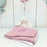 Manta ligera de piqué waffle y forro de coralina, ligera, calentita, fácil de plegar y limpiar. La coralina está fabricada con un innovador y renovado tejido polar, un moderno textil que le ofrece mejores propiedades térmicas. Se caracteriza por su tacto sedoso, textura muy suave, aspecto brillante, y mantener mejor el calor del bebé. Su tacto suave y agradable ofrece al bebé la opción de estar siempre junto a un peluche. Medidas aprox. : 70x100 cm Color: Rosa oscuro Material y cuidados: Material: Piqué waffle 100% algodón y coralina 100% Polyester Lavar en agua fria maximo a 30°C Tejidos de algodón certificados según la norma OEKO-TEX® 100, clase de producto I Personalizada