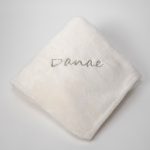 Manta de coralina lisa polar extrasuave, ligera, muy comoda y calentita. Personalizada Medidas 70cm x 90cm. Gramaje : 260gr/m² Color blanco roto