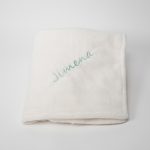 Manta de coralina lisa polar extrasuave, ligera, muy comoda y calentita. Personalizada Medidas 70cm x 90cm. Gramaje : 260gr/m² Color blanco roto