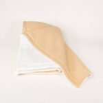 Manta ligera de piqué waffle y forro de coralina, ligera, calentita, fácil de plegar y limpiar. La coralina está fabricada con un innovador y renovado tejido polar, un moderno textil que le ofrece mejores propiedades térmicas. Se caracteriza por su tacto sedoso, textura muy suave, aspecto brillante, y mantener mejor el calor del bebé. Su tacto suave y agradable ofrece al bebé la opción de estar siempre junto a un peluche. Medidas aprox. : 70x100 cm Color: Mostaza Material y cuidados: Material: Piqué waffle 100% algodón y coralina 100% Polyester Lavar en agua fria maximo a 30°C Tejidos de algodón certificados según la norma OEKO-TEX® 100, clase de producto I