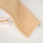 Manta ligera de piqué waffle y forro de coralina, ligera, calentita, fácil de plegar y limpiar. La coralina está fabricada con un innovador y renovado tejido polar, un moderno textil que le ofrece mejores propiedades térmicas. Se caracteriza por su tacto sedoso, textura muy suave, aspecto brillante, y mantener mejor el calor del bebé. Su tacto suave y agradable ofrece al bebé la opción de estar siempre junto a un peluche. Medidas aprox. : 70x100 cm Color: Mostaza Material y cuidados: Material: Piqué waffle 100% algodón y coralina 100% Polyester Lavar en agua fria maximo a 30°C Tejidos de algodón certificados según la norma OEKO-TEX® 100, clase de producto I