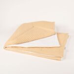 Manta ligera de piqué waffle y forro de coralina, ligera, calentita, fácil de plegar y limpiar. La coralina está fabricada con un innovador y renovado tejido polar, un moderno textil que le ofrece mejores propiedades térmicas. Se caracteriza por su tacto sedoso, textura muy suave, aspecto brillante, y mantener mejor el calor del bebé. Su tacto suave y agradable ofrece al bebé la opción de estar siempre junto a un peluche. Medidas aprox. : 70x100 cm Color: Mostaza Material y cuidados: Material: Piqué waffle 100% algodón y coralina 100% Polyester Lavar en agua fria maximo a 30°C Tejidos de algodón certificados según la norma OEKO-TEX® 100, clase de producto I