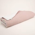 Manta ligera de piqué waffle y forro de coralina, ligera, calentita, fácil de plegar y limpiar. La coralina está fabricada con un innovador y renovado tejido polar, un moderno textil que le ofrece mejores propiedades térmicas. Se caracteriza por su tacto sedoso, textura muy suave, aspecto brillante, y mantener mejor el calor del bebé. Su tacto suave y agradable ofrece al bebé la opción de estar siempre junto a un peluche. Medidas aprox. : 70x100 cm Color: Rosa oscuro Material y cuidados: Material: Piqué waffle 100% algodón y coralina 100% Polyester Lavar en agua fria maximo a 30°C Tejidos de algodón certificados según la norma OEKO-TEX® 100, clase de producto I