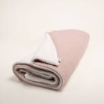 Manta de piqué waffle algodón Manta ligera de piqué waffle y forro de coralina, ligera, calentita, fácil de plegar y limpiar. La coralina está fabricada con un innovador y renovado tejido polar, un moderno textil que le ofrece mejores propiedades térmicas. Se caracteriza por su tacto sedoso, textura muy suave, aspecto brillante, y mantener mejor el calor del bebé. Su tacto suave y agradable ofrece al bebé la opción de estar siempre junto a un peluche. Medidas aprox. : 70x100 cm Color: Rosa oscuro