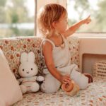 Miffy Vintage Sunny 25cm Little Dutch te está esperando para acurrucarte y abrazarte es increíblemente suave y tiene el tamaño perfecto para llevarla a donde quiera que vayas. El peluche está hecho de suave plumé y pana estampada y mide 25 cm de altura, vestido con Vintage Sunny, un diseño de Little Dutch, que le da un toque romántico al look. Un conejito icónico del que ninguna guardería puede prescindir.