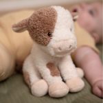Moo es una vaquita de peluche extra suave, pensada para acompañar a tu bebé desde el nacimiento. Un compañero tierno, seguro y reconfortante para abrazar, dormir y descubrir el mundo con calma. Fabricada con materiales de alta calidad y aptos para bebés, Moo transmite calma, seguridad y ternura, ayudando a crear rutinas de descanso y momentos de apego desde los primeros días.