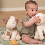 Moo es una vaquita de peluche extra suave, pensada para acompañar a tu bebé desde el nacimiento. Un compañero tierno, seguro y reconfortante para abrazar, dormir y descubrir el mundo con calma. Fabricada con materiales de alta calidad y aptos para bebés, Moo transmite calma, seguridad y ternura, ayudando a crear rutinas de descanso y momentos de apego desde los primeros días.