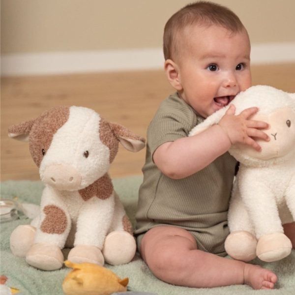 Moo es una vaquita de peluche extra suave, pensada para acompañar a tu bebé desde el nacimiento. Un compañero tierno, seguro y reconfortante para abrazar, dormir y descubrir el mundo con calma. Fabricada con materiales de alta calidad y aptos para bebés, Moo transmite calma, seguridad y ternura, ayudando a crear rutinas de descanso y momentos de apego desde los primeros días.