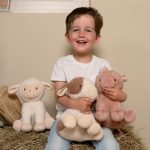 Moo es una vaquita de peluche extra suave, pensada para acompañar a tu bebé desde el nacimiento. Un compañero tierno, seguro y reconfortante para abrazar, dormir y descubrir el mundo con calma. Fabricada con materiales de alta calidad y aptos para bebés, Moo transmite calma, seguridad y ternura, ayudando a crear rutinas de descanso y momentos de apego desde los primeros días.