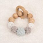 Mordedor de crochet y madera de haya natural libre de BPA, PVC, Ftalatos, cadmio y plomo con cordón de nylon de alta resistencia, bajo normativa europea EN12586:2007 (A1:2011), con aro de madera. Color azul