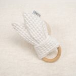 Mordedor de piqué waffle algodón y madera natural de haya, confección artesanal,el algodón waffle es una tela muy suave,manejable y cómoda, tremendamente esponjosa adquiere su nombre por los cuadraditos en relieve, que hacen la forma de un gofre o bien de un nido de abeja. Certificación OEKO-TEX STANDARD 100 apto para articulos que puedan estar en contacto directo con la piel para bebes y niñ@s de hasta tres años. color blanco