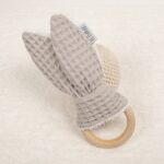 Mordedor de piqué waffle algodón y madera natural de haya, confección artesanal,el algodón waffle es una tela muy suave,manejable y cómoda, tremendamente esponjosa adquiere su nombre por los cuadraditos en relieve, que hacen la forma de un gofre o bien de un nido de abeja. Certificación OEKO-TEX STANDARD 100 apto para articulos que puedan estar en contacto directo con la piel para bebes y niñ@s de hasta tres años. color gris