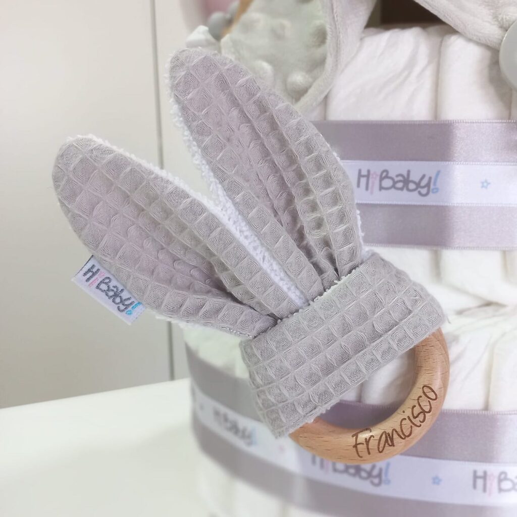 Mordedor orejitas waffle gris aro de madera personalizado - Francisco