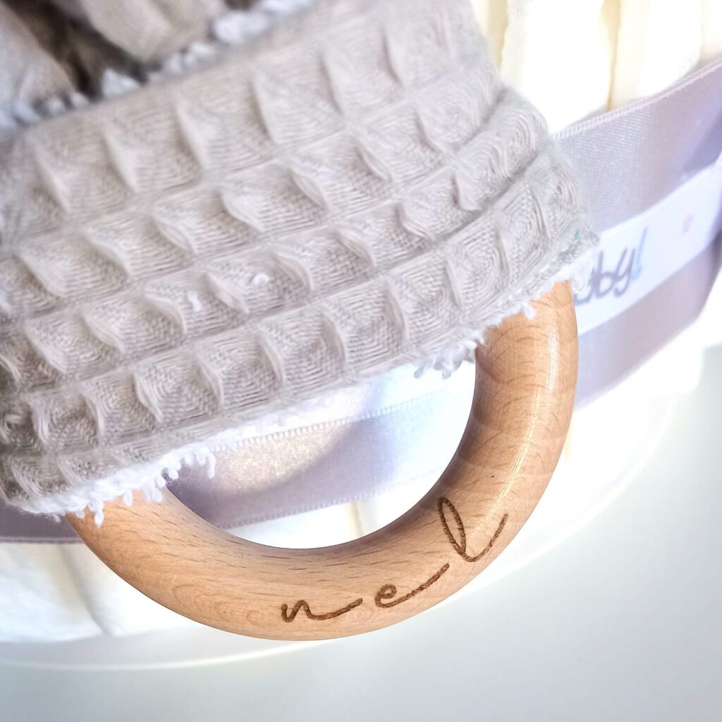 Mordedor orejitas waffle gris aro de madera personalizado - Nel
