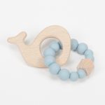 Mordedor de silicona MOMMA de grado alimentario libre de BPA, PVC, Ftalatos, cadmio y plomo. Cordón de nylon de alta resistencia,bajo normativa europea EN12586:2007 (A1:2011) con figura de madera.