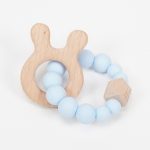 Mordedor de silicona MOMMA de grado alimentario libre de BPA, PVC, Ftalatos, cadmio y plomo. Cordón de nylon de alta resistencia,bajo normativa europea EN12586:2007 (A1:2011) con figura de madera.