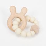 Mordedor de silicona MOMMA de grado alimentario libre de BPA, PVC, Ftalatos, cadmio y plomo. Cordón de nylon de alta resistencia,bajo normativa europea EN12586:2007 (A1:2011) con figura de madera.