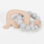 Mordedor de silicona MOMMA de grado alimentario libre de BPA, PVC, Ftalatos, cadmio y plomo. Cordón de nylon de alta resistencia,bajo normativa europea EN12586:2007 (A1:2011) con figura de madera.