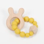 Mordedor de silicona MOMMA de grado alimentario libre de BPA, PVC, Ftalatos, cadmio y plomo. Cordón de nylon de alta resistencia,bajo normativa europea EN12586:2007 (A1:2011) con figura de madera.