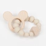 Mordedor de silicona MOMMA de grado alimentario libre de BPA, PVC, Ftalatos, cadmio y plomo. Cordón de nylon de alta resistencia,bajo normativa europea EN12586:2007 (A1:2011) con figura de madera.