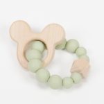 Mordedor de silicona MOMMA de grado alimentario libre de BPA, PVC, Ftalatos, cadmio y plomo. Cordón de nylon de alta resistencia,bajo normativa europea EN12586:2007 (A1:2011) con figura de madera.