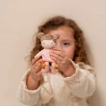 Muñeca Rosa Little Dutch, la linda muñeca de peluche de felpa, es suave y encantadora para abrazarla. Rosa puede sentarse y le gusta ir contigo en el cochecito de muñecas de madera Little Dutch. Altura: 10 cm.