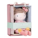 Muñeca Rosa Little Dutch, la linda muñeca de peluche de felpa, es suave y encantadora para abrazarla. Rosa puede sentarse y le gusta ir contigo en el cochecito de muñecas de madera Little Dutch. Altura: 10 cm.