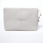 Neceser bebé Waffle personalizado - Gris. Neceser bebé realizado con tela waffle de diferentes colores. Hecha a mano para cada uno de los bebés. Neceser bebé personalizado ideal para la guardería de los peques, para un regalo inolvidable o para tener las cositas de tu bebé con un toque personalizado. Perfecto para complementarlo con el cambiador bebé y el paño de lactancia. Todas nuestras telas están certificadas con el sello STANDARD 100 by OEKO-TEX® que garantiza la ausencia de sustancias nocivas en el producto, esencial para el contacto con el bebé. Medidas aprox. 23cm x 15cm Interior de tela antifugas.