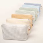 Preciosos neceseres bebé personalizables con la inicial o nombre del bebé donde podrás poner las cositas necesarias para su aseo, tanto si vas de paseo como de viaje. Neceser de piqué waffle algodón Interior forrado con tela impermeable. Medidas aprox. 25cm x 16cm ancho de base 10cm Colores Blanco, beige, mostaza, verde menta, verde matcha, azul y azul oscuro.