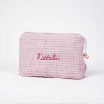 Precioso neceser bebé personalizable con la inicial o nombre del bebé donde podrás poner las cositas necesarias para su aseo, tanto si vas de paseo como de viaje. Neceser de piqué waffle algodón Interior forrado con tela impermeable. Medidas aprox. 25cm x 16cm ancho de base 10cm Color rosa oscuro Neceser personalizado
