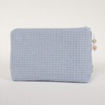 Precioso neceser bebé personalizable con la inicial o nombre del bebé donde podrás poner las cositas necesarias para su aseo, tanto si vas de paseo como de viaje. Neceser de piqué waffle algodón Interior forrado con tela impermeable. Medidas aprox. 25cm x 16cm ancho de base 10cm Color azul oscuro