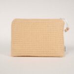 Precioso neceser bebé personalizable con la inicial o nombre del bebé donde podrás poner las cositas necesarias para su aseo, tanto si vas de paseo como de viaje. Neceser de piqué waffle algodón Interior forrado con tela impermeable. Medidas aprox. 25cm x 16cm ancho de base 10cm Color mostaza